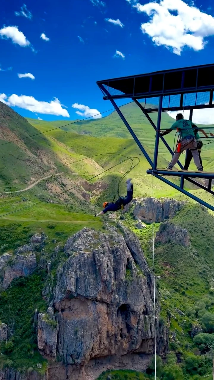 Rope Jumping in Armenia — Salto estremo di 120 metri nel Vayots Dzor