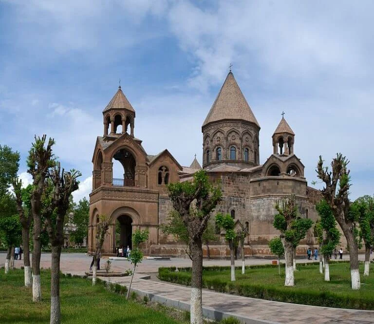 ტური ეჩმიაძინსა და ზვართნოცის ტაძარში