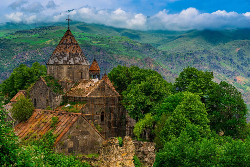ლორის საგანძურები: სანაჰინი (UNESCO), მენც ერის გამოქვაბული და ლაშქრობა ჰოromайrში